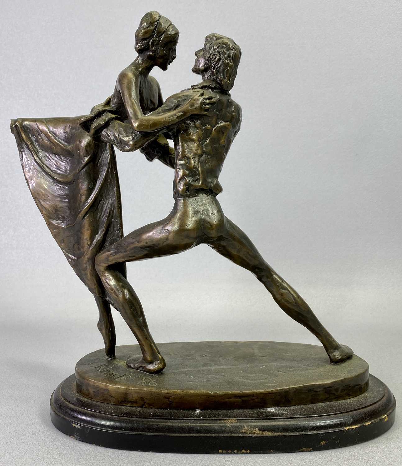 MODERN PATINATED BRONZE GROUP OF TWO DANCERS - signed Kim B '86, 26.5cms H, 23cms W, 11.5cms D - Bild 3 aus 3