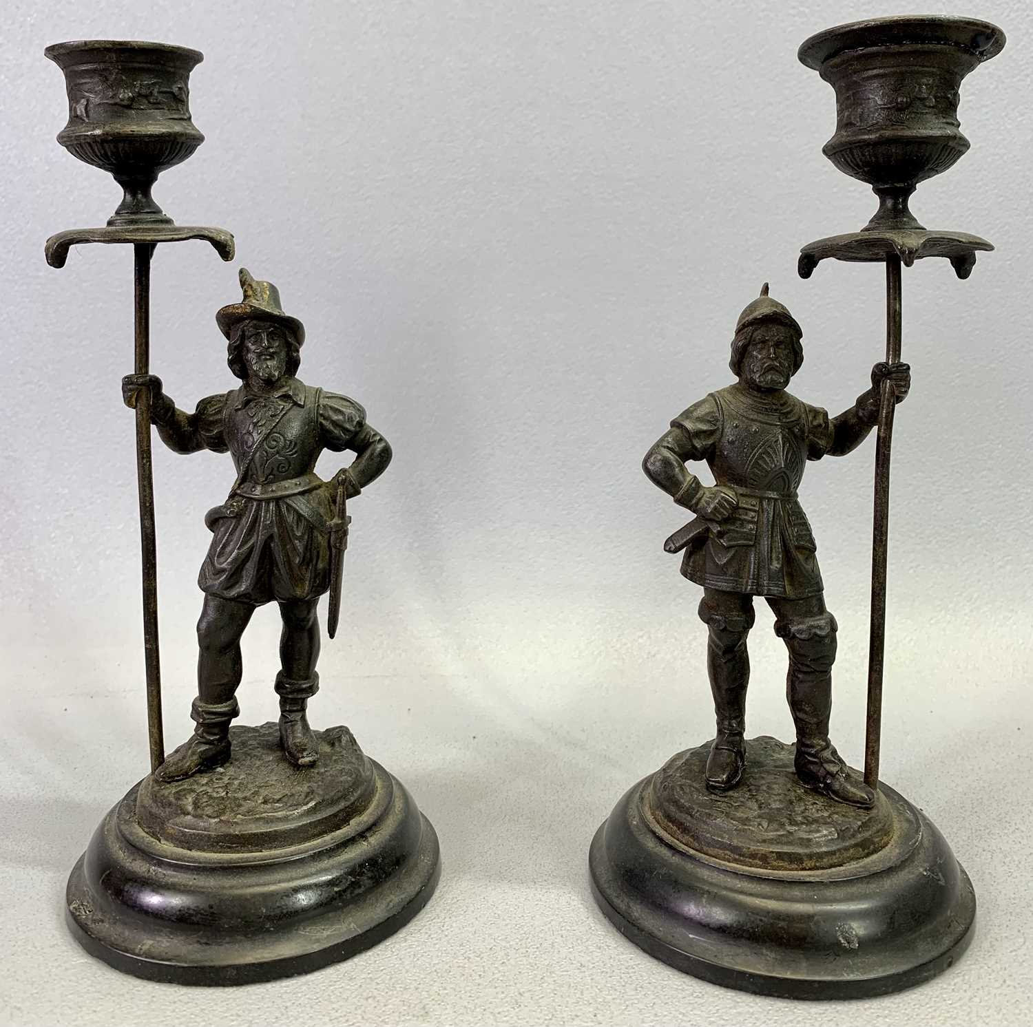 PARTIALLY GILDED CAST BRASS CANDLEHOLDERS, A PAIR - modelled as monkeys, 16cms H, a pair of - Bild 2 aus 4