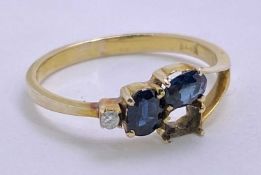 14CT GOLD BLUE SAPPHIRE & DIAMOND DRESS RING - having split shoulder detail to one side, lacking one
