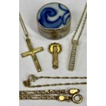 9CT GOLD JEWELLERY, 5 ITEMS and a small porcelain set '925' circular pill box, items include a small