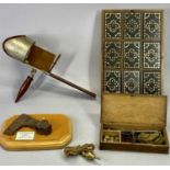 AN UNDERWOOD & UNDERWOOD PATENT STEREOSCOPIC VIEWER, travelling chemist's scale in oak box with some