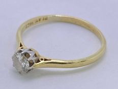 18CT GOLD & PLATINUM SOLITAIRE DIAMOND RING - 0.50ct round cut stone, 5mm diameter, claw set in a