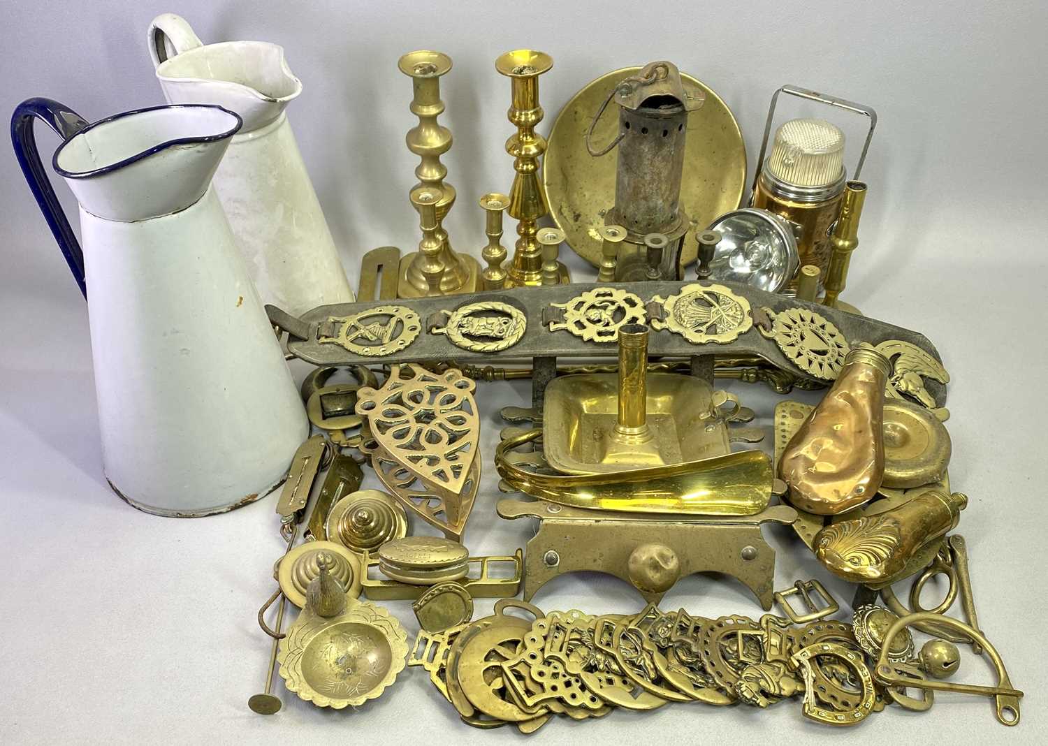 BRASSWARE - a quantity of antique and later including a pair of candlesticks, 25cms H, embossed shot - Bild 2 aus 2