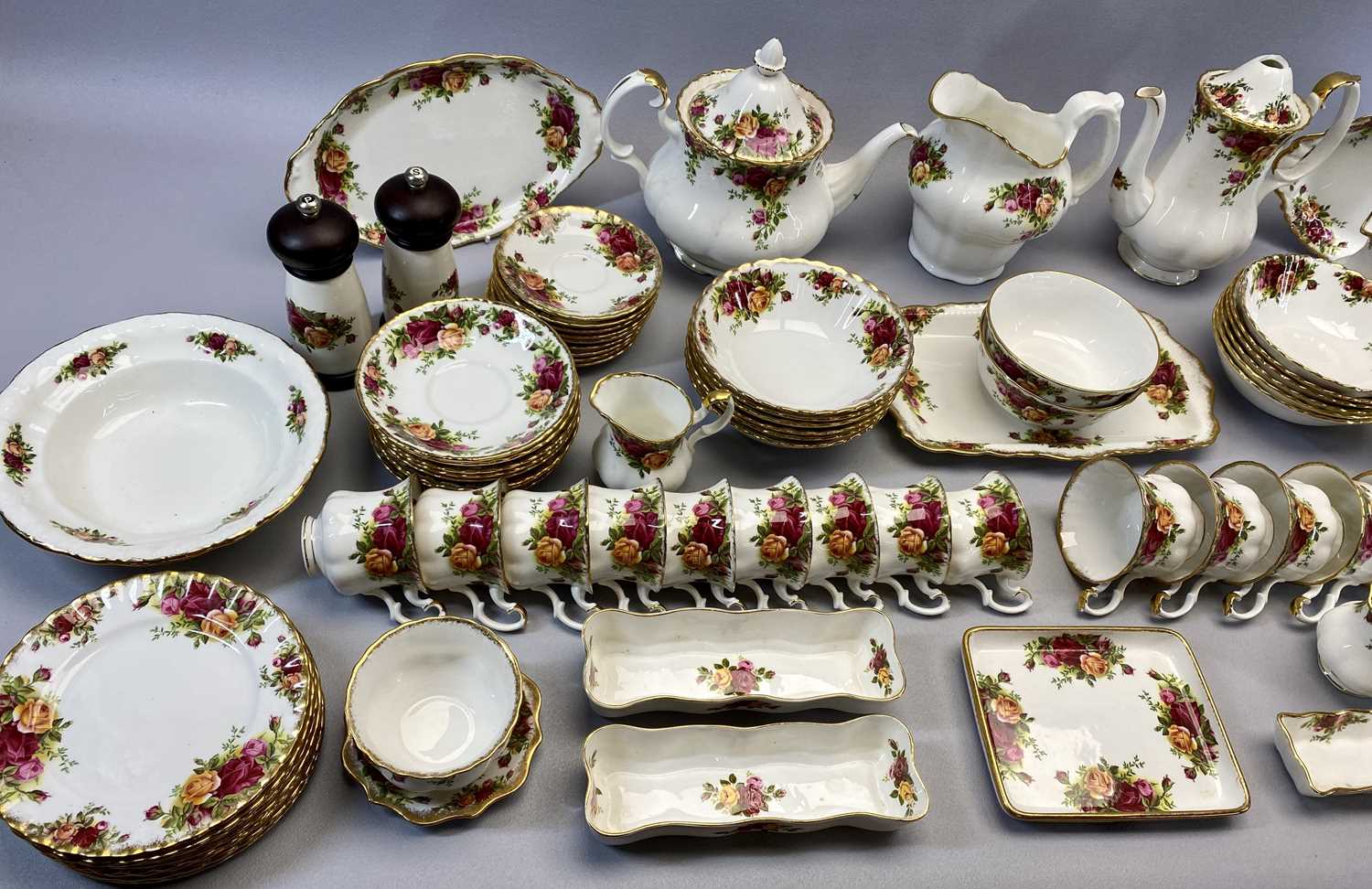 ROYAL ALBERT OLD COUNTRY ROSES TEA SERVICE, COFFEE SERVICE and other items of tableware, approx 78 - Image 3 of 3