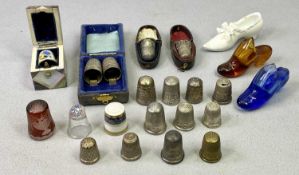 HALLMARKED SILVER & OTHER THIMBLES & HOLDERS COLLECTION to include nine hallmarked or sterling