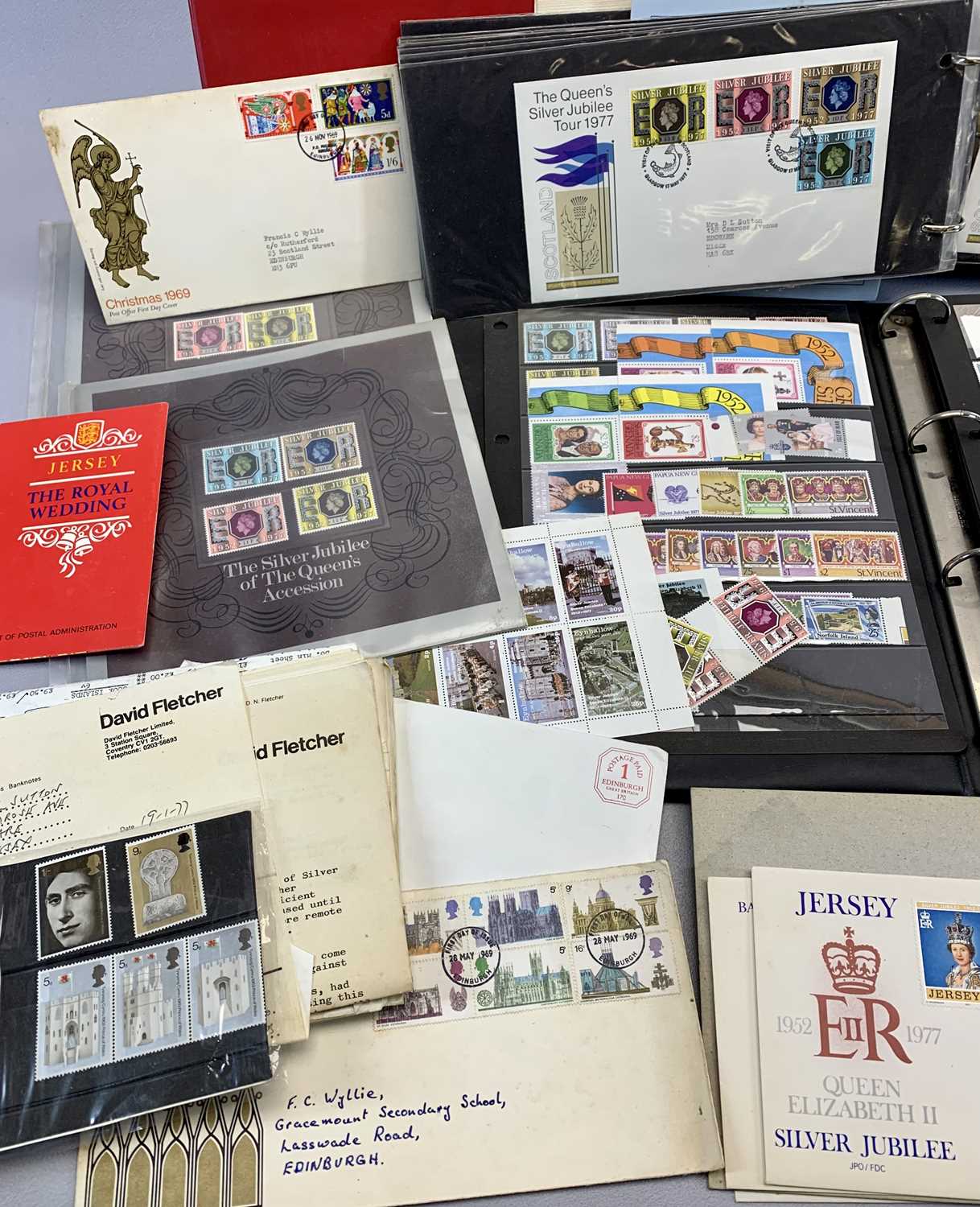 COMMEMORATIVE STAMPS & ROYAL MAIL FIRST DAY COVERS, A COLLECTION - The Queen's Silver Jubilee 1977 - Image 2 of 4