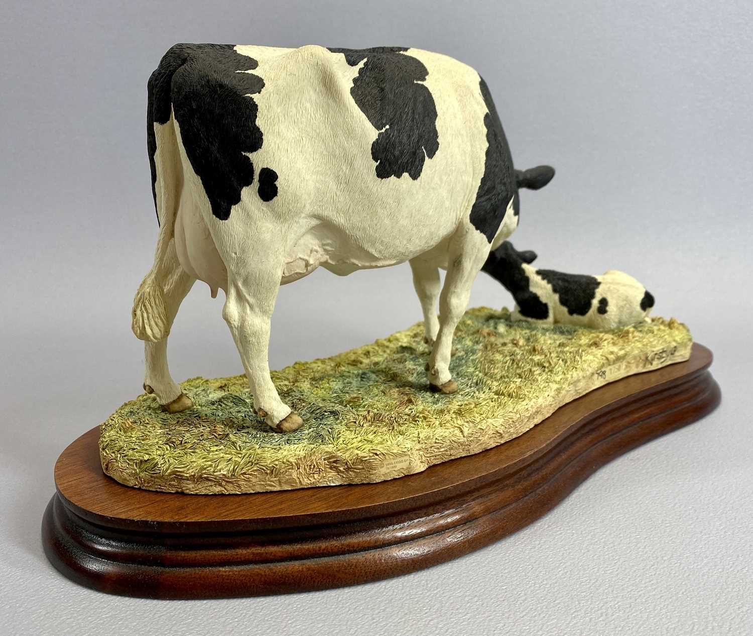 BORDER FINE ARTS FIGURE - Holstein Friesian cow and calf, B0309, 17cms H, boxed - Image 3 of 3
