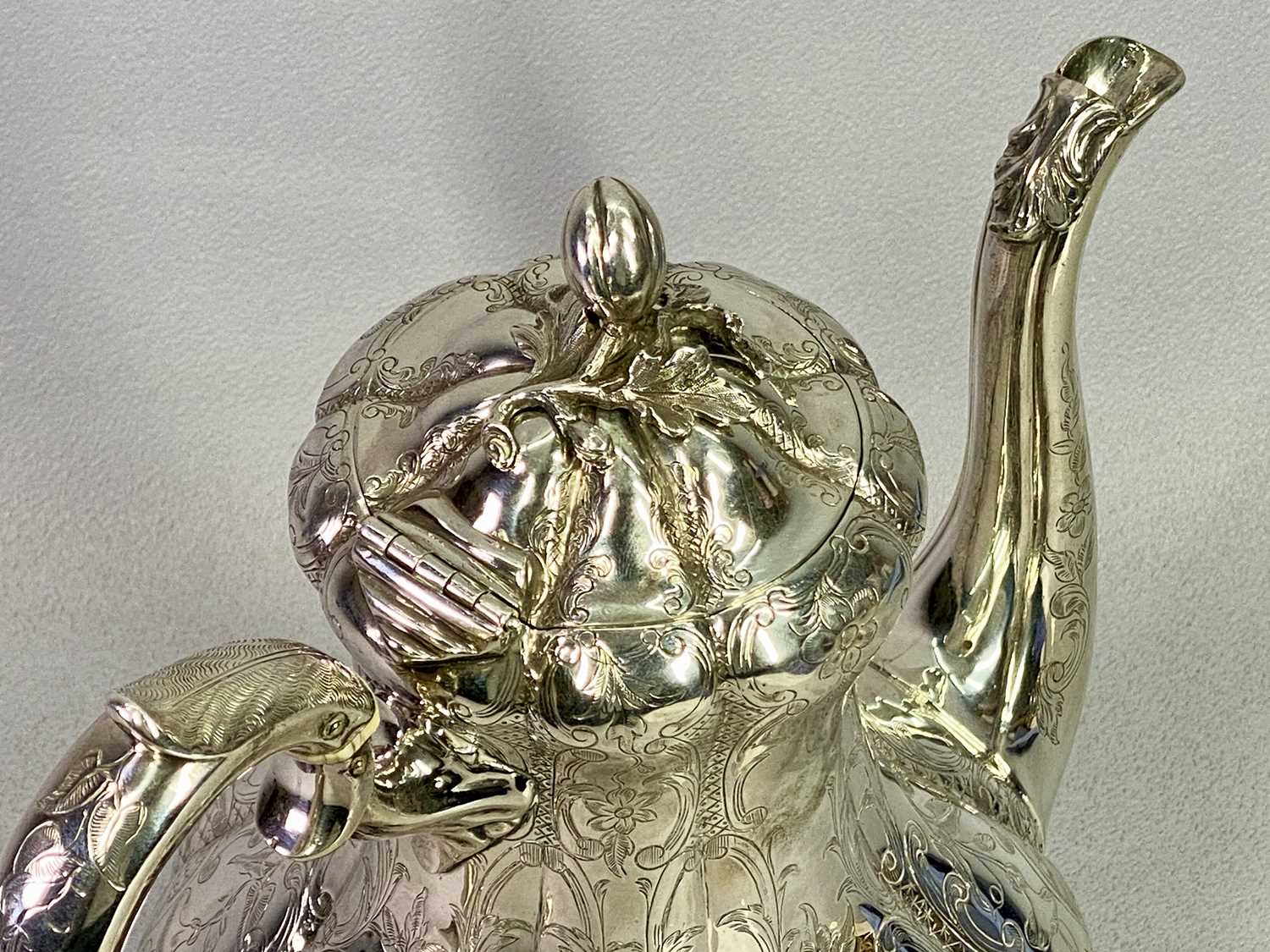 VICTORIAN SILVER COFFEE POT - London 1847, Makers Daniel & Charles Houle, melon form bulbous body - Bild 2 aus 4