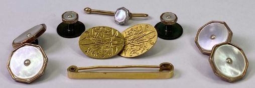 18CT, 15CT & OTHER GENTLEMAN'S JEWELLERY - to include 1 x 18ct gold cufflink with engraved