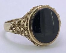 9CT GOLD HARDSTONE GENT'S SIGNET RING - Size mid V-W, 5.5grms, the black oval stone 13 x 6mm inset