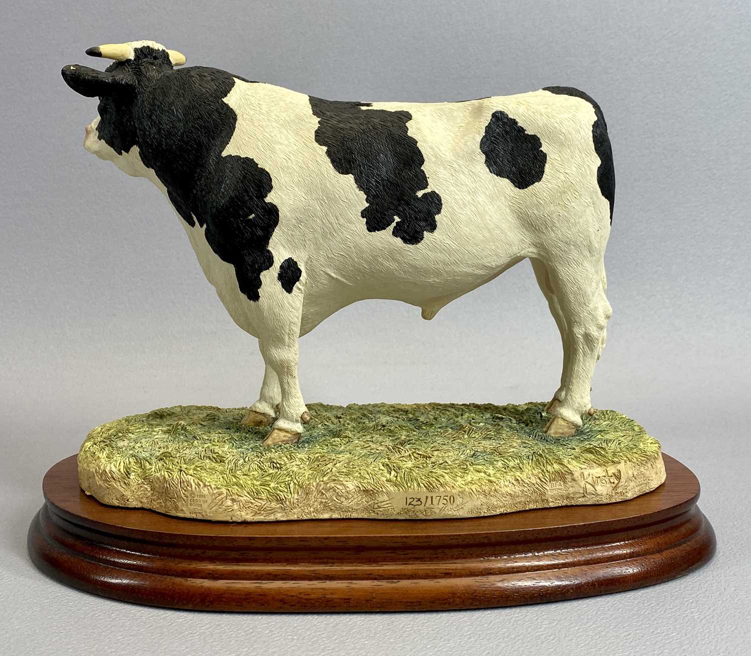 BORDER FINE ARTS FIGURE - Holstein Bull, B0308, on wooden stand, 18cms H, with certificate and - Image 3 of 3