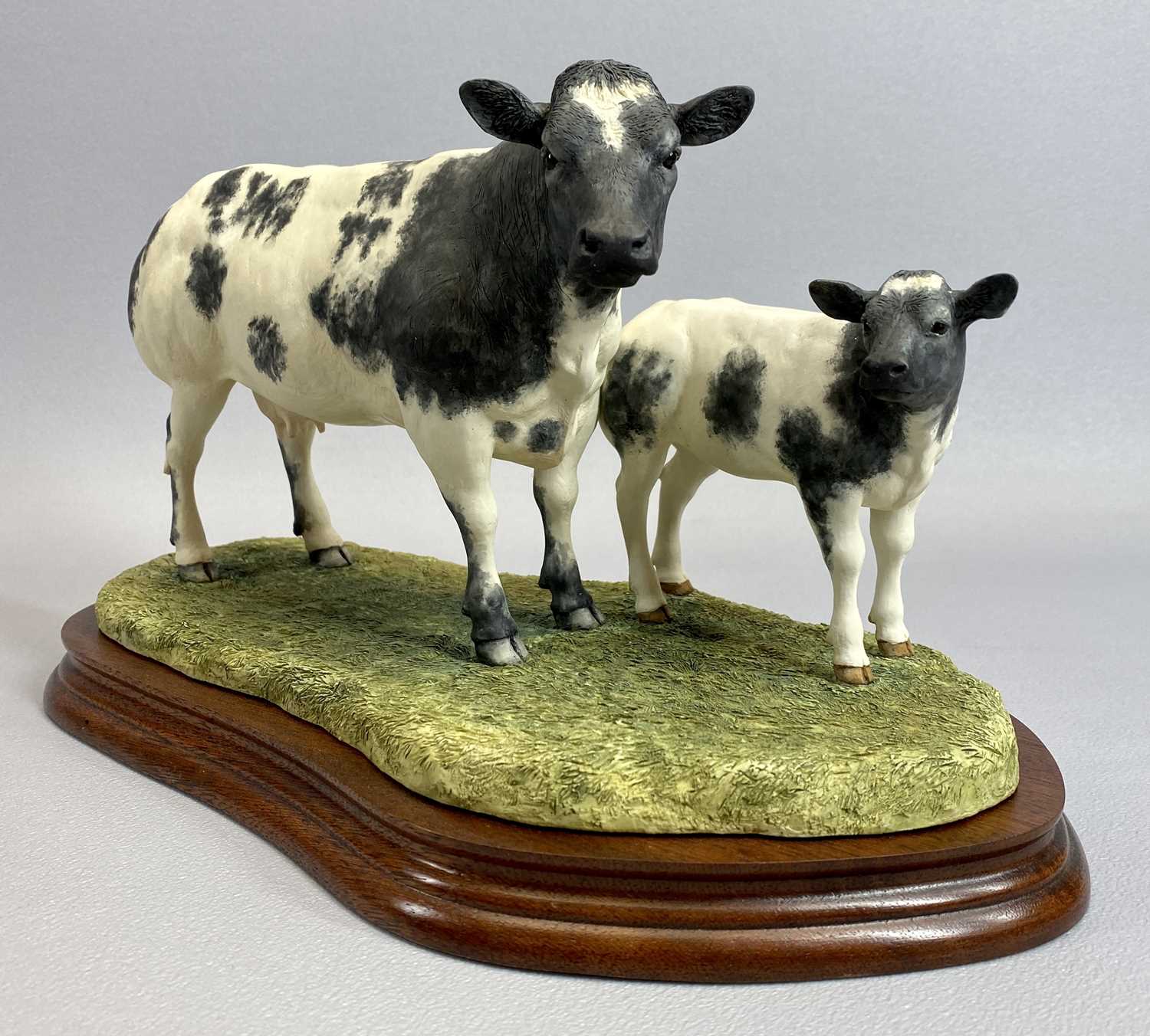 BORDER FINE ARTS FIGURE - Belgian blue cow/calf, B0590, on wooden stand, 18cms H, with certificate - Image 3 of 3