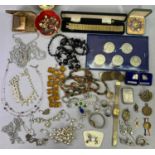 9CT GOLD, STERLING SILVER, HARDSTONE & OTHER COSTUME JEWELLERY & COLLECTABLES - to include a 9ct