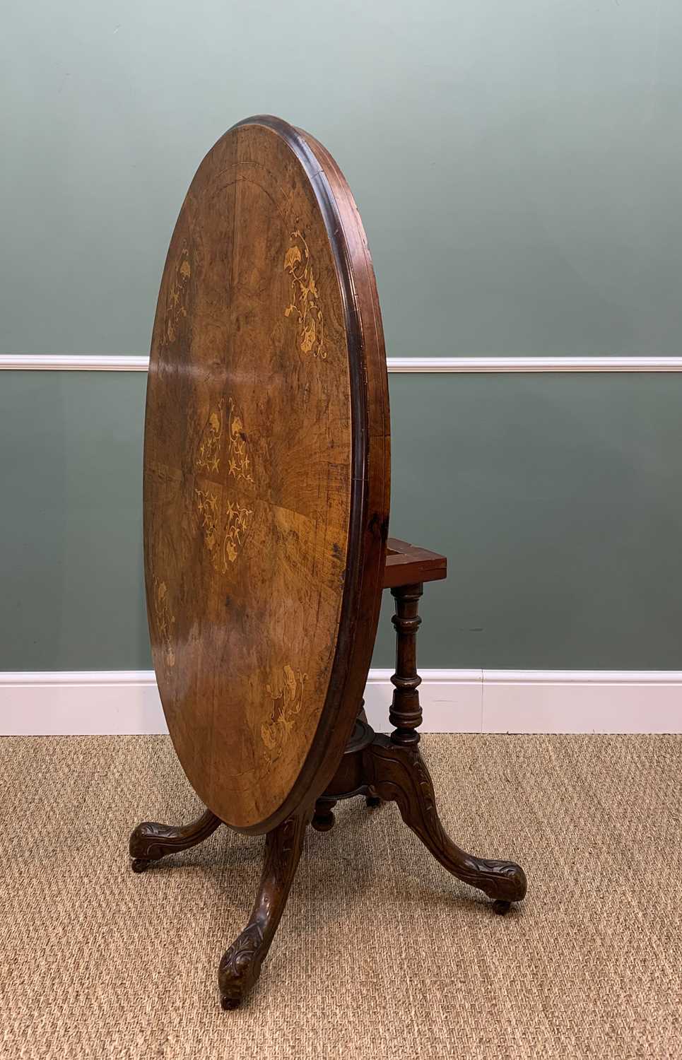 VICTORIAN WALNUT MARQUETRY LOO TABLE, floral inlaid tilt-action top on cluster column support raised - Image 4 of 4