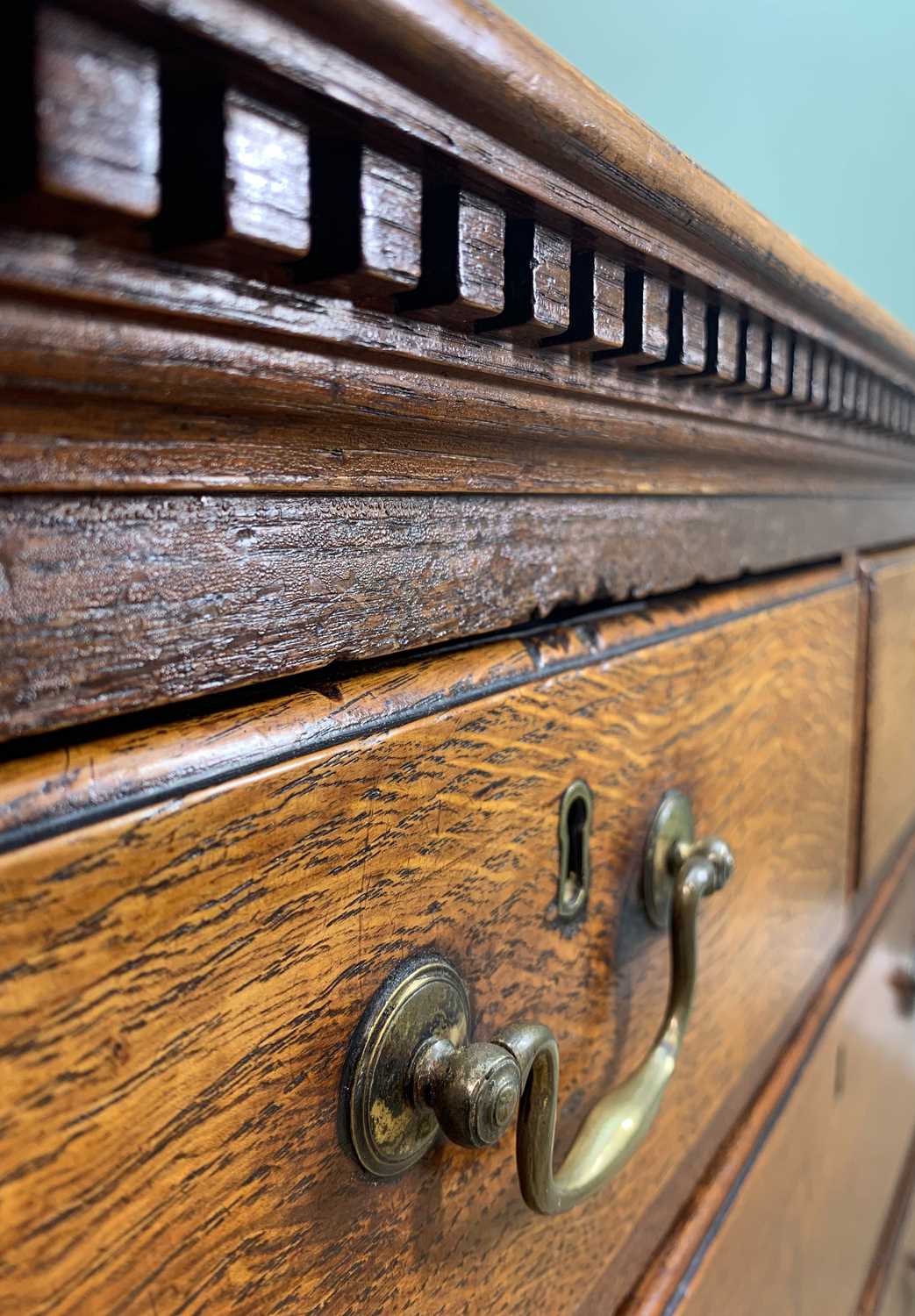 19TH CENTURY OAK FLAT FRONT CHEST, dentil cornice, fitted 2 short and 3 long drawers, bracket - Image 4 of 7