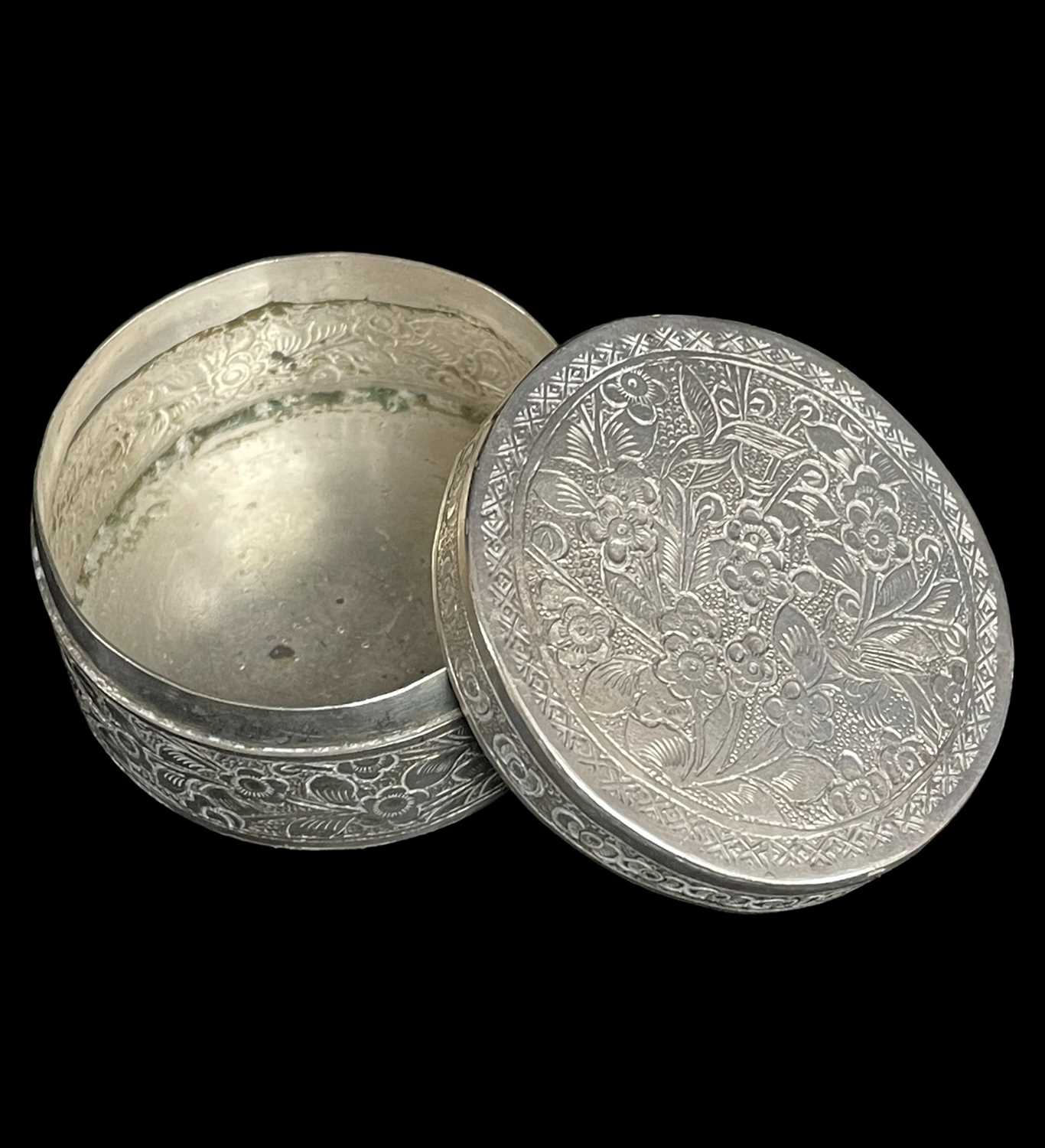 CHINESE WHITE METAL CIRCULAR BOX AND COVER, engraved with birds amongst flowering floiage, 4.8cm - Image 3 of 3