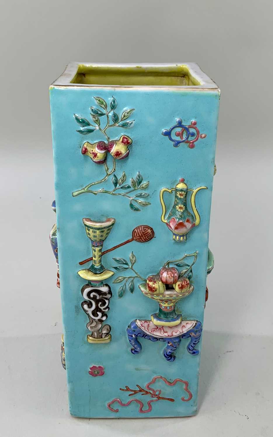 PAIR CHINESE FAMILLE ROSE PORCELAIN 'HUNDRED ANTIQUES' VASES, late Qing Dynsaty or Republic, 4- - Image 9 of 20