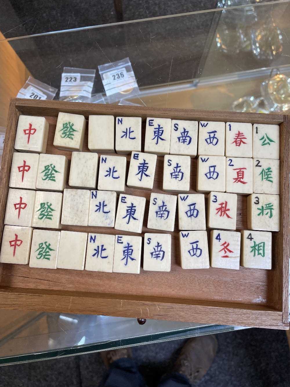 CHINESE EXPORT MAH JONG SET, bone & bamboo tiles carved and stained in colours, in hardwood box with - Image 12 of 12