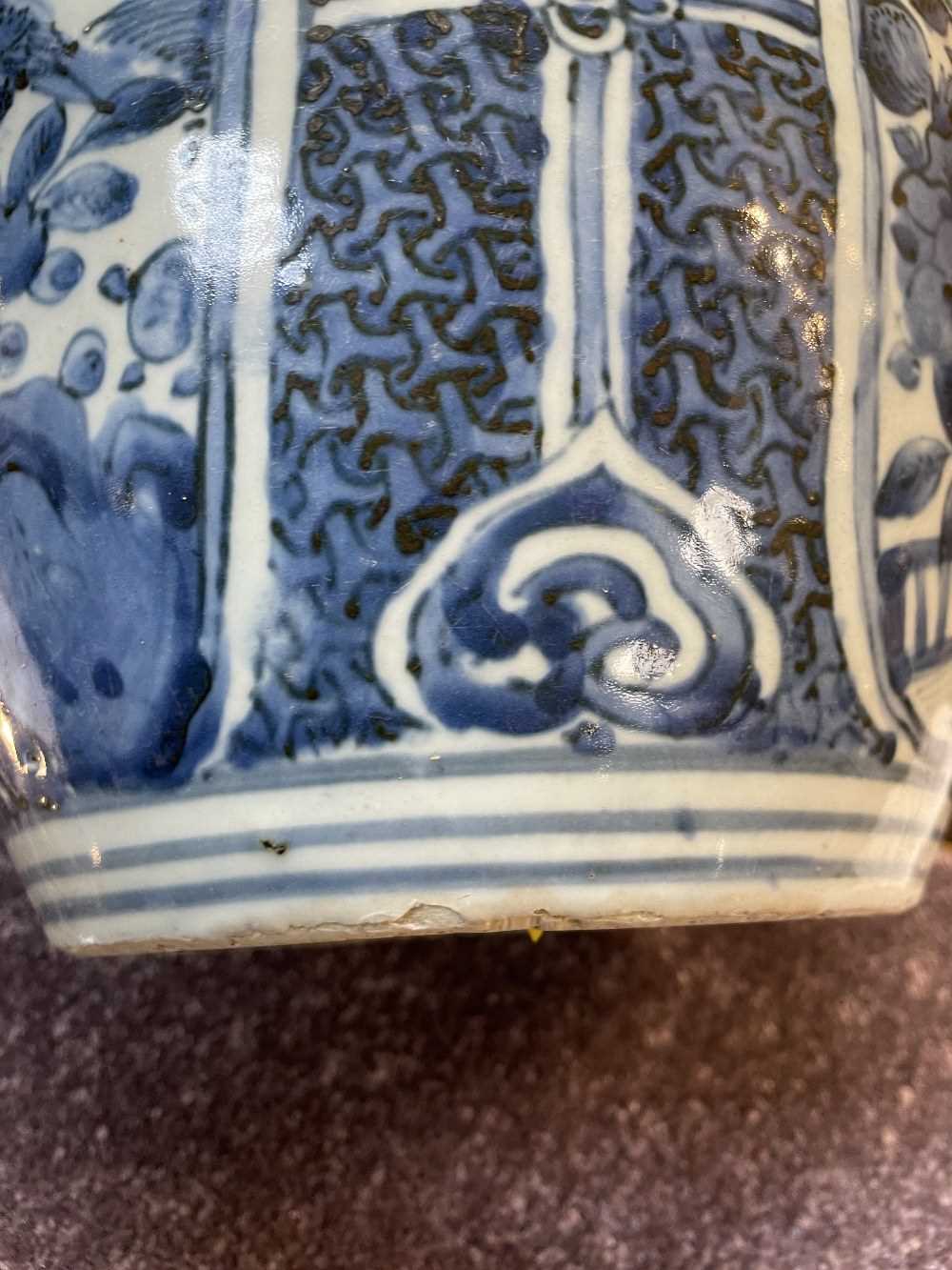 CHINESE BLUE & WHITE PORCELAIN JAR, Wanli, painted with four large lotus leaf shaped panels - Image 7 of 15