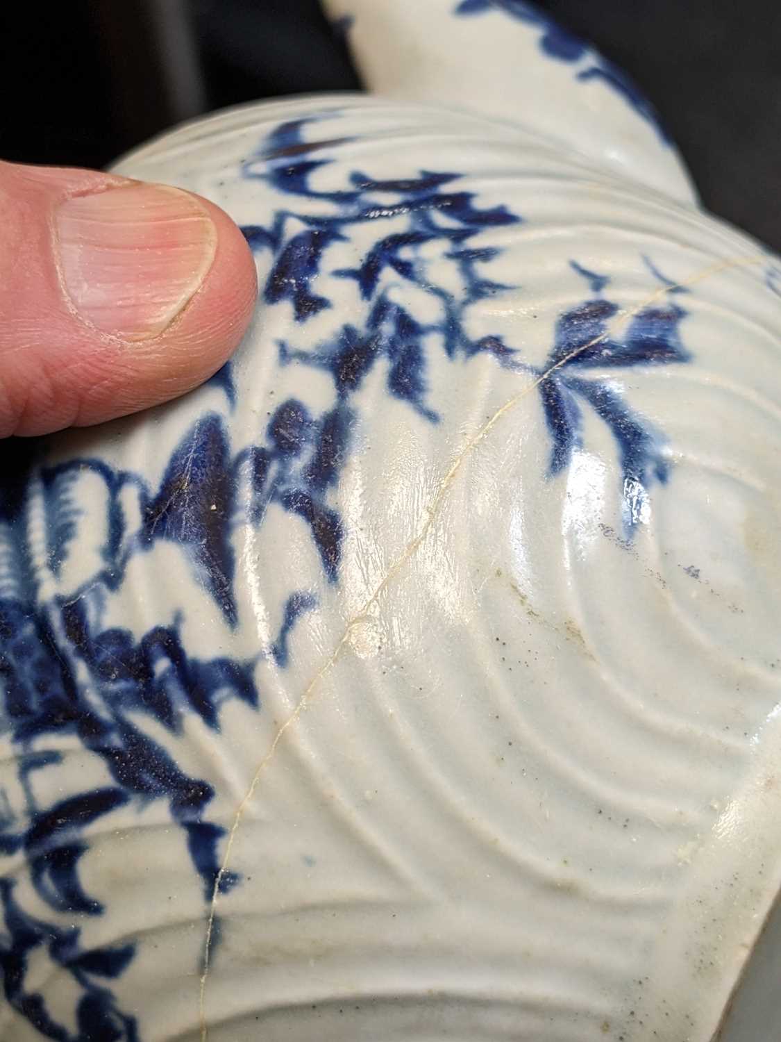 GROUP OF 18TH CENTURY WORCESTER BLUE & WHITE PORCELAIN, comprising two 'feather moulded floral' - Image 3 of 8