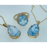 9CT GOLD SEMI PRECIOUS BLUE STONE JEWELLERY, comprising two pear-shaped pendants and an oval ring,