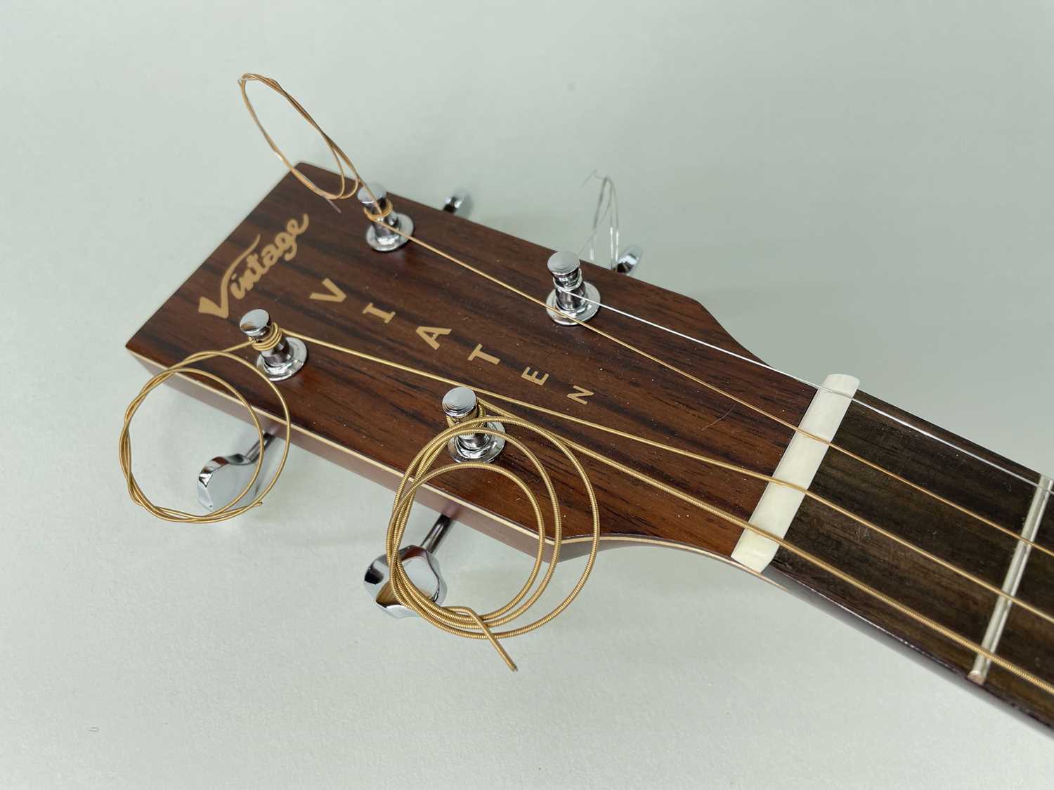 VINTAGE VIATEN ELECTRIC MANDOLA, with barber's pole decorative edging around head and sound hole, - Image 3 of 4