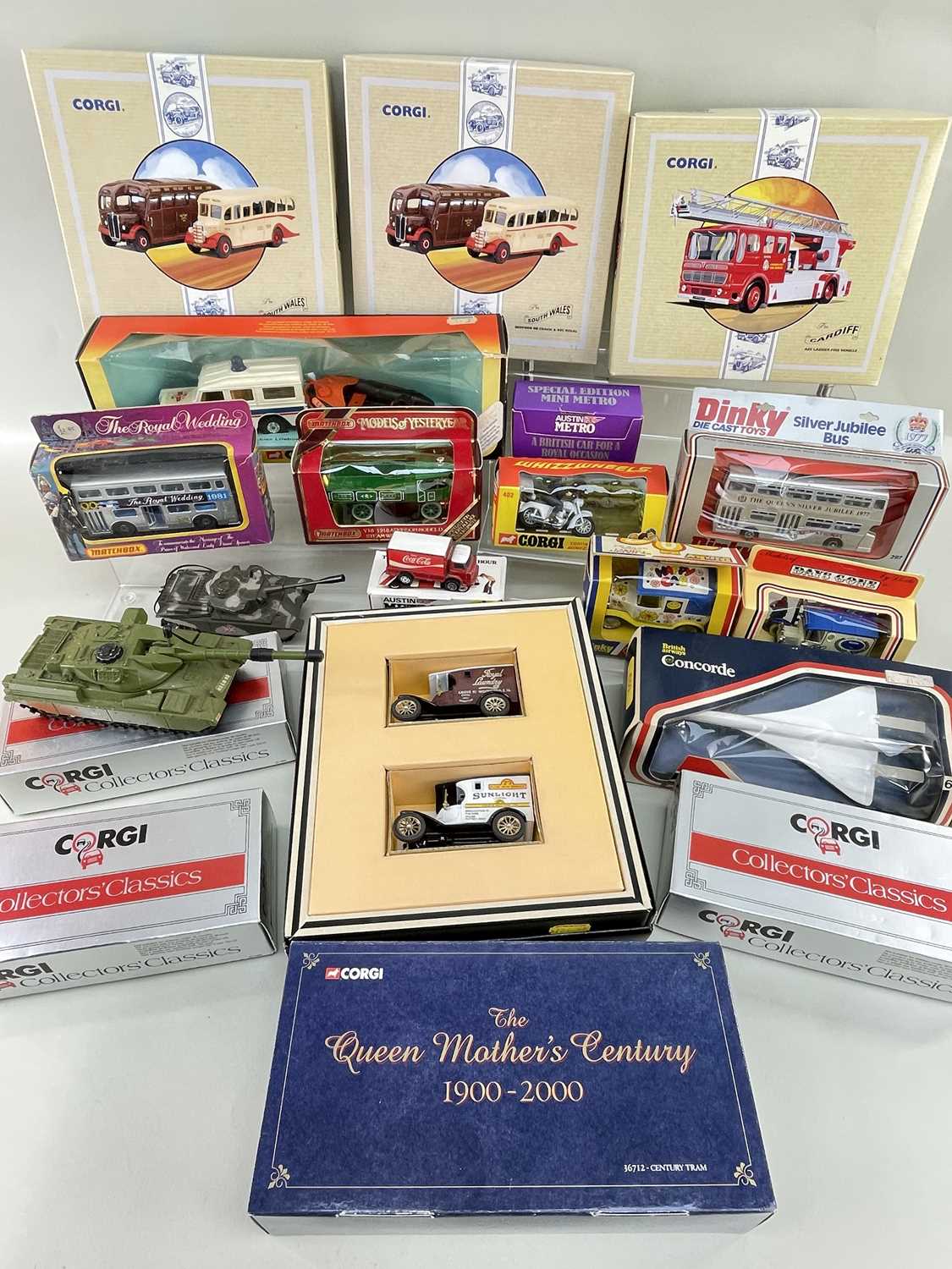 ASSORTED COLLECTABLE DIE-CAST MODELS comprising boxed limited edition Corgi AEC Ladder Fire Engine -