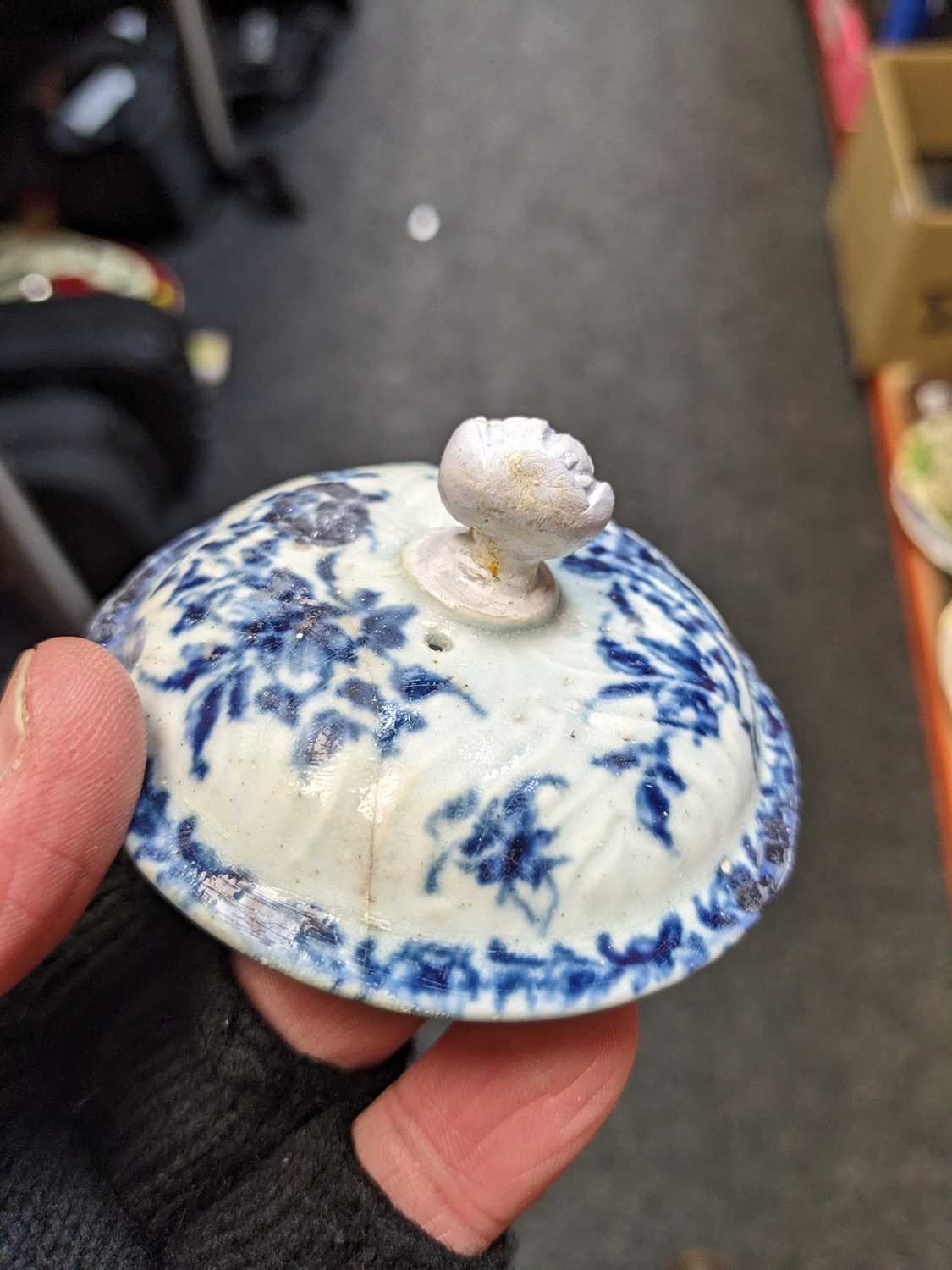 GROUP OF 18TH CENTURY WORCESTER BLUE & WHITE PORCELAIN, comprising two 'feather moulded floral' - Image 7 of 8