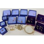 ASSORTED 9CT GOLD JEWELLERY, comprising a variety of necklaces, earrings, and rings (qty)