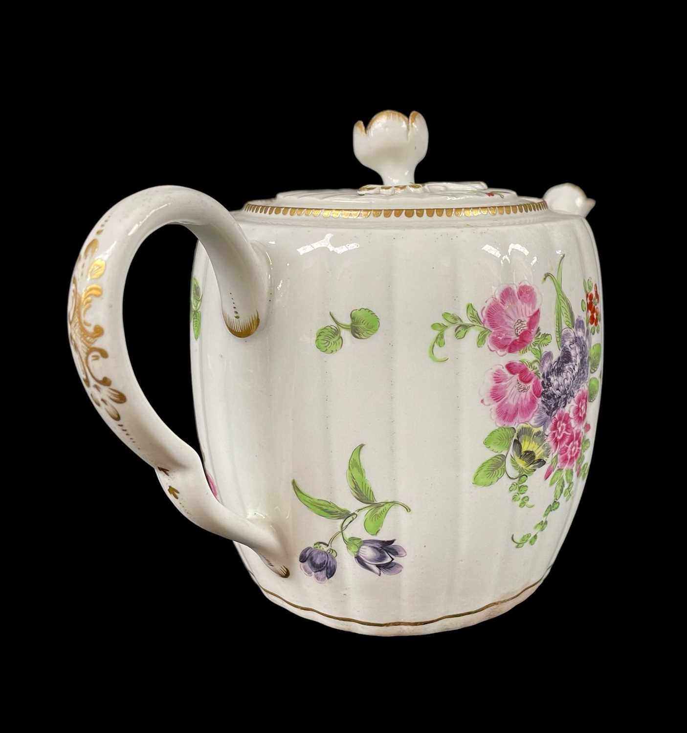 WORCESTER PORCELAIN TEAPOT & COVER, c. 1775, reeded barrel form with ear shaped handle, the cover - Image 2 of 7