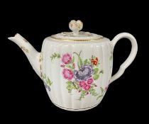 WORCESTER PORCELAIN TEAPOT & COVER, c. 1775, reeded barrel form with ear shaped handle, the cover