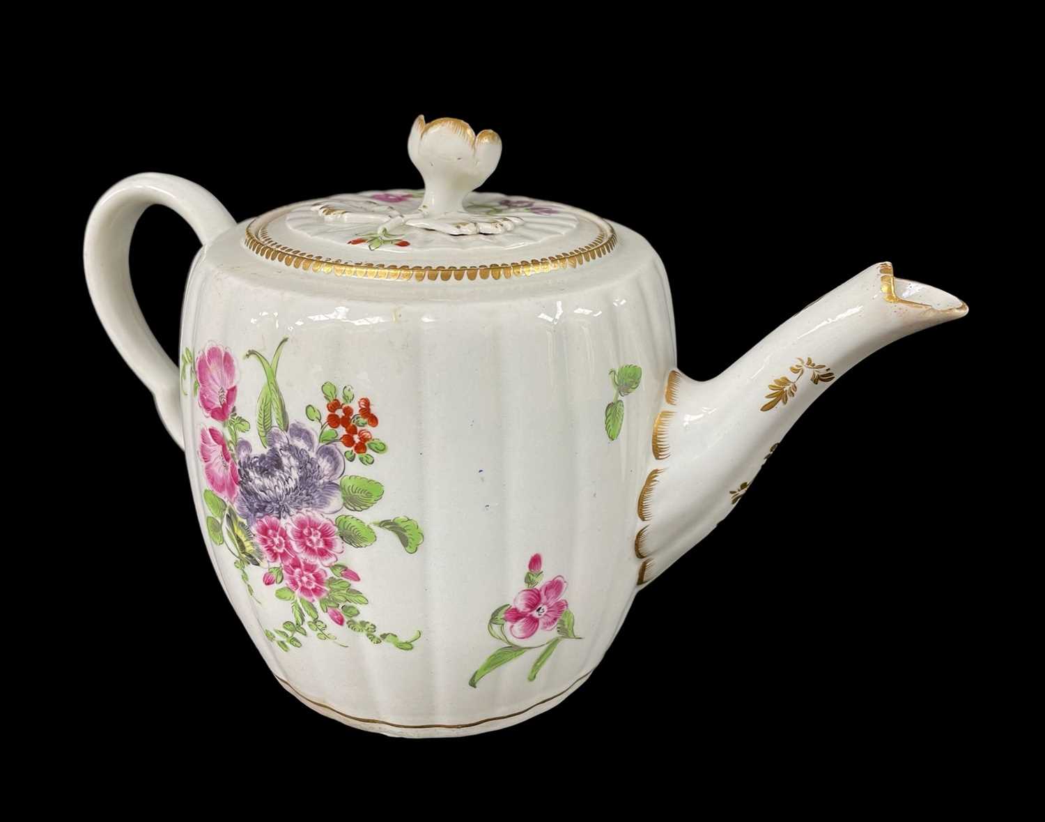 WORCESTER PORCELAIN TEAPOT & COVER, c. 1775, reeded barrel form with ear shaped handle, the cover - Image 3 of 7