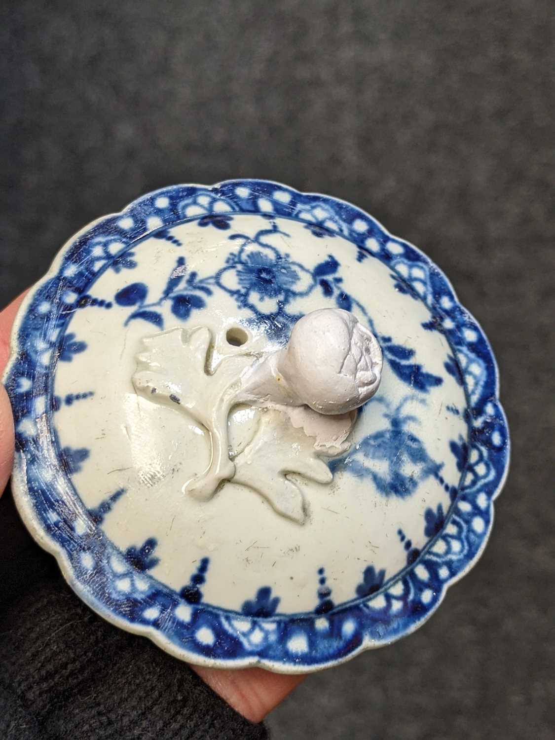 GROUP OF 18TH CENTURY WORCESTER BLUE & WHITE PORCELAIN, comprising two 'feather moulded floral' - Image 4 of 8