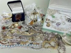 ASSORTED SILVER JEWELLERY, comprising a mixed collection of rings, necklaces, bracelets, and