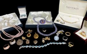 ASSORTED 9CT GOLD, YELLOW METAL & SILVER JEWELLERY, including modern 9ct floral engraved locket &