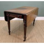 GOOD REGENCY SOLID MAHOGANY PEMBROKE TABLE, c. 1820, in the manner of Gillows, triple-reeded top