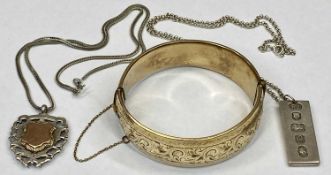 EARLY 20TH CENTURY & LATER JEWELLERY - 3 items to include a Birmingham 1909 bicolour fob on silver