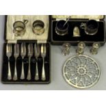 SMALL SILVER - a mixed quantity to include a cased set of pastry forks, Birmingham 1944,