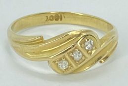 18CT GOLD 3 STONE DIAMOND RING - the claw set stones inline mounted to a crossover type design,