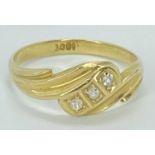 18CT GOLD 3 STONE DIAMOND RING - the claw set stones inline mounted to a crossover type design,