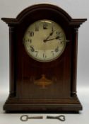 EDWARDIAN MAHOGANY ARCHED MANTEL CLOCK - inlaid with stringing and central urn motif, with turned