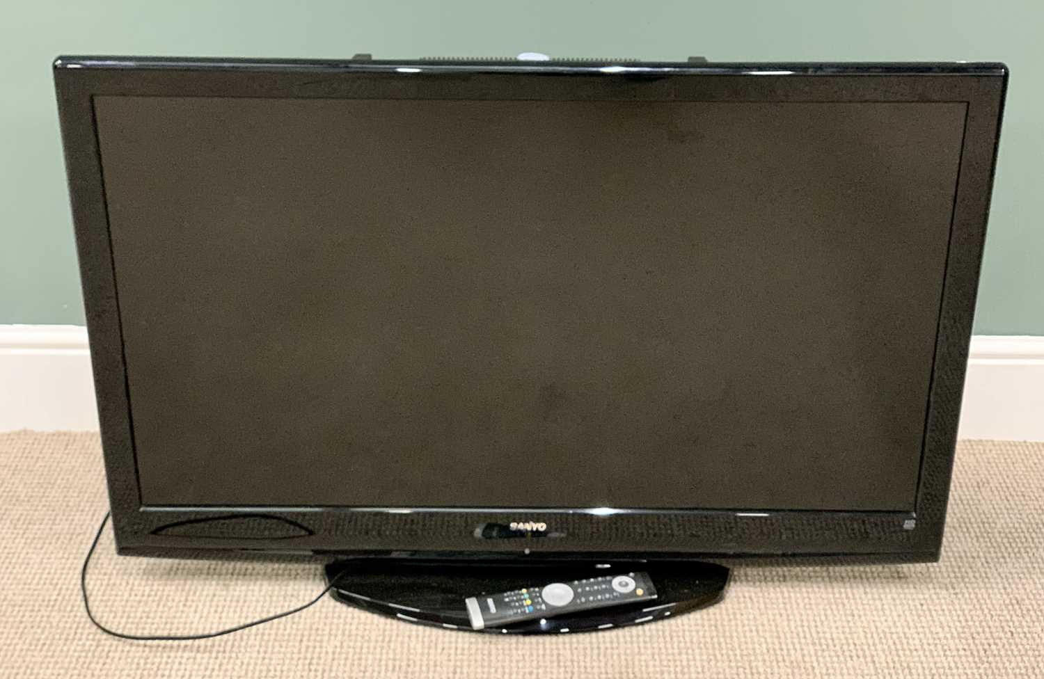 SANYO 42ins LCD TV - with remote control E/T