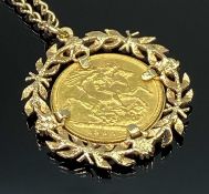 EDWARD VII 1904 FULL GOLD SOVEREIGN in a 9ct gold openwork leaf and floral mount on a 9ct gold