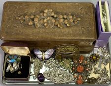 VINTAGE & LATER JEWELLERY within a carved wooden box, to include sterling silver butterfly wing