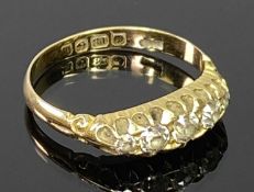 18CT GOLD FIVE STONE DIAMOND RING - inline claw set mounted row of round cut diamonds having a