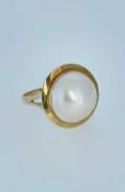 14K GOLD MOTHER OF PEARL CABOCHON RING, ring size M, stamped '585' and '14K', 4.0gms Provenance: