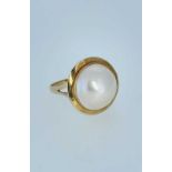 14K GOLD MOTHER OF PEARL CABOCHON RING, ring size M, stamped '585' and '14K', 4.0gms Provenance: