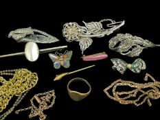ASSORTED JEWELLERY comprising 9ct gold signet ring (2,7gms), plated chains, marcasite jewellery,