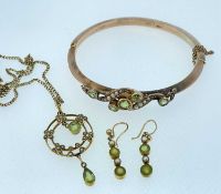 PERIDOT & SEED PEARL JEWELLERY comprising 9ct gold scroll design bangle, 9ct gold target pendant