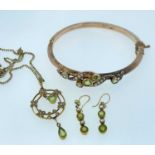 PERIDOT & SEED PEARL JEWELLERY comprising 9ct gold scroll design bangle, 9ct gold target pendant